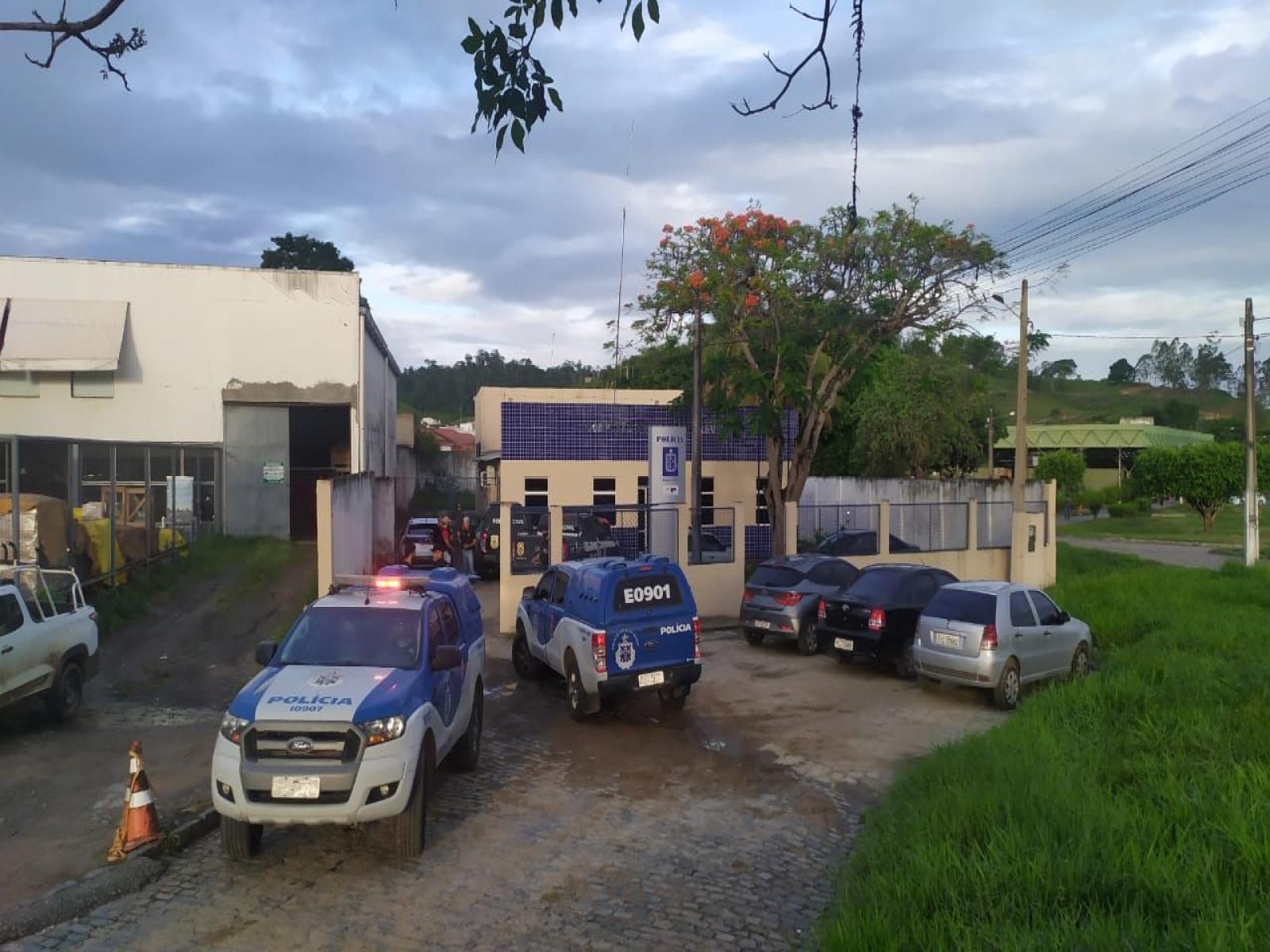 Traficante preso com arma de fogo e vendendo peteca de crack por 10 reais