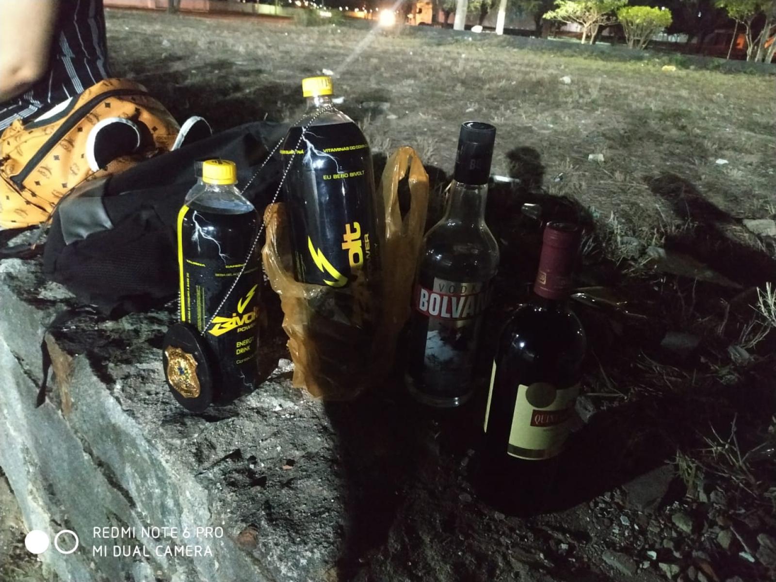 Grupo Tático do Poder Judiciário apreendeu bebidas alcoólicas consumidas por jovens nas praças de Jequié