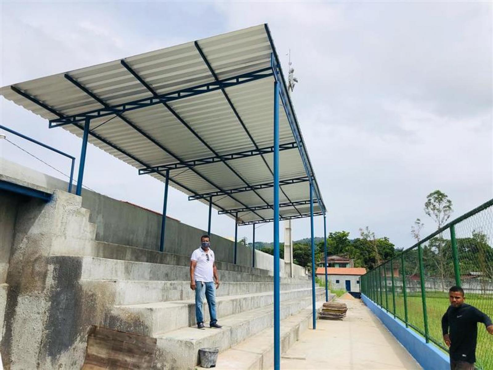 Estádio Antônio Carlos Magalhães começa a ganhar cobertura de suas arquibancadas