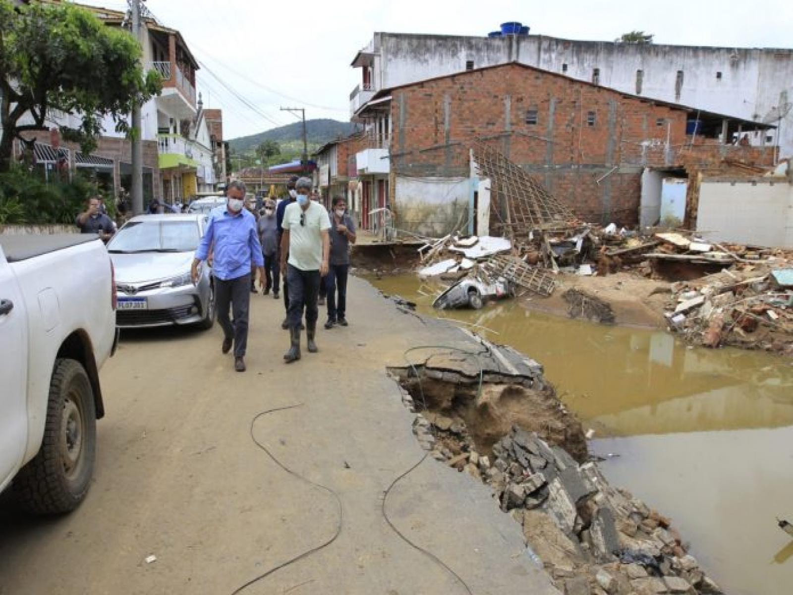 Governador percorre sete cidades e anuncia início da reconstrução de casas em janeiro