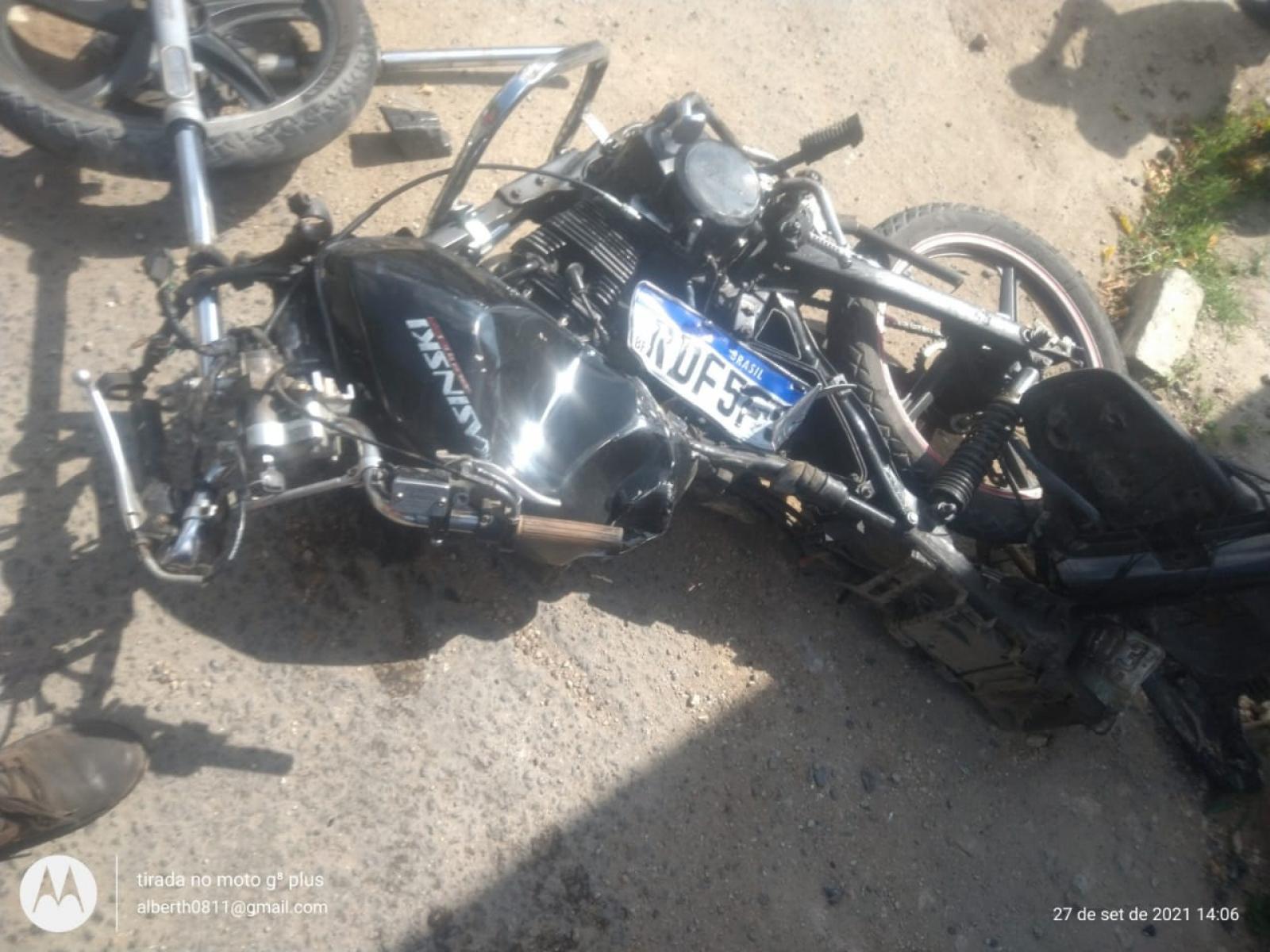 Moto e carro avançam o sinal provocando grave acidente na Avenida Landulfo Caribé.