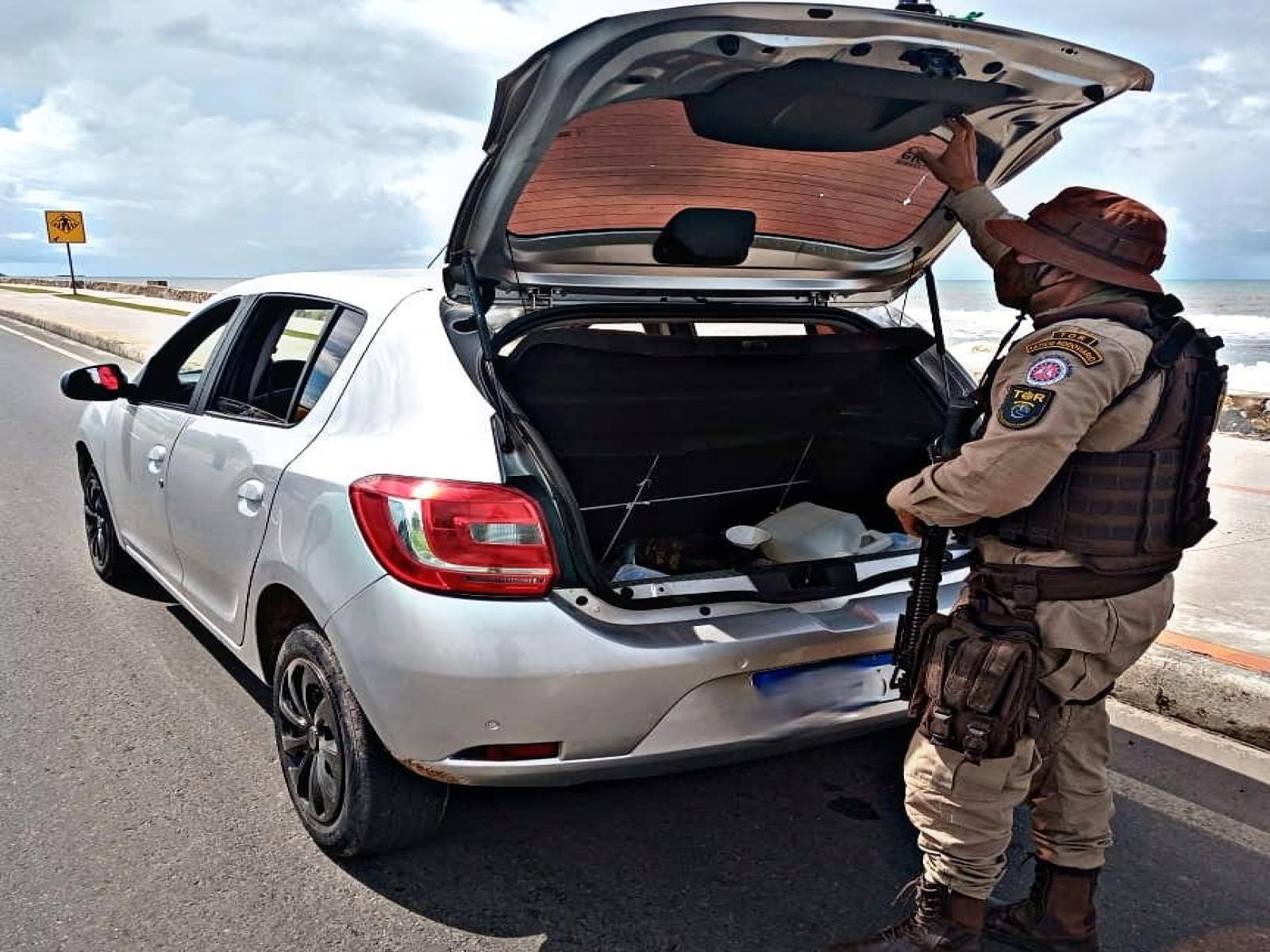 Polícia apreende carro roubado que tinha sido pintado