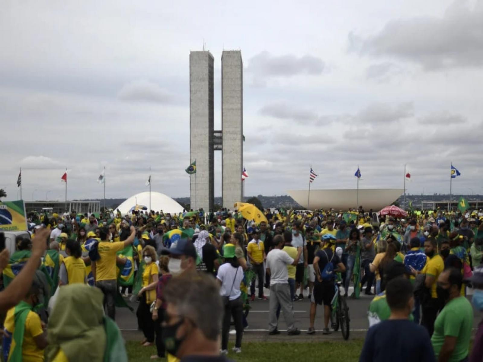 Coluna Jorge BArros: A HORA E A VEZ DE BRASÍLIA NO DIA 01 DE MAIO HISTÓRICO - OS INIMIGOS E DESTRUIDORES DO BRASIL ESTÃO EM PÂNICO