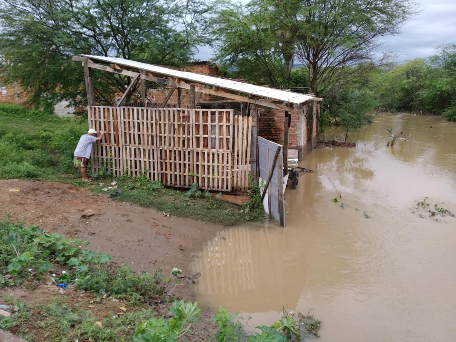 Cheia no Rio Jequiezinho, casas foram invadidas pela água na Rua Nazaré