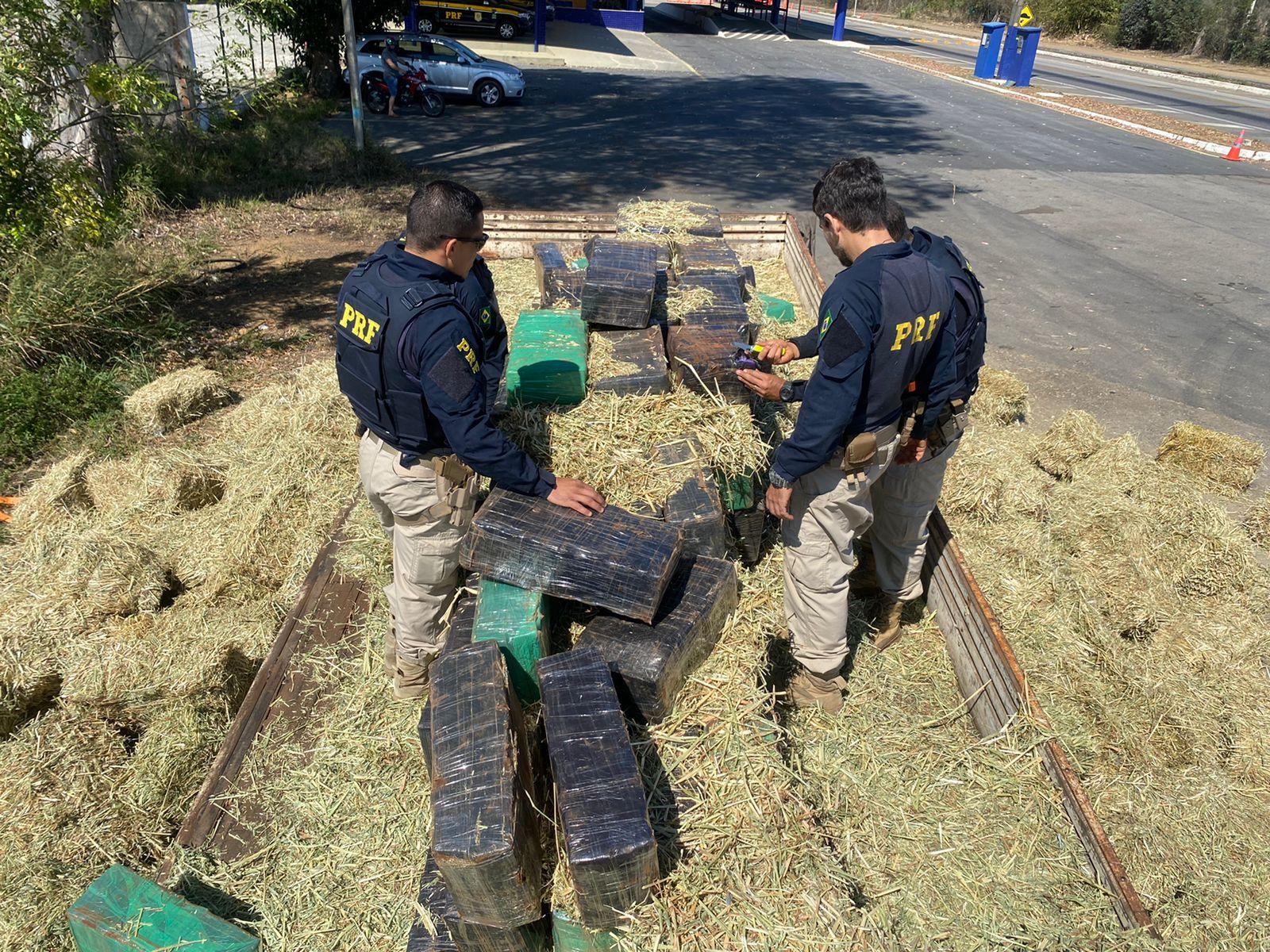 PRF apreende quase 3 toneladas de maconha em meio a carga de feno