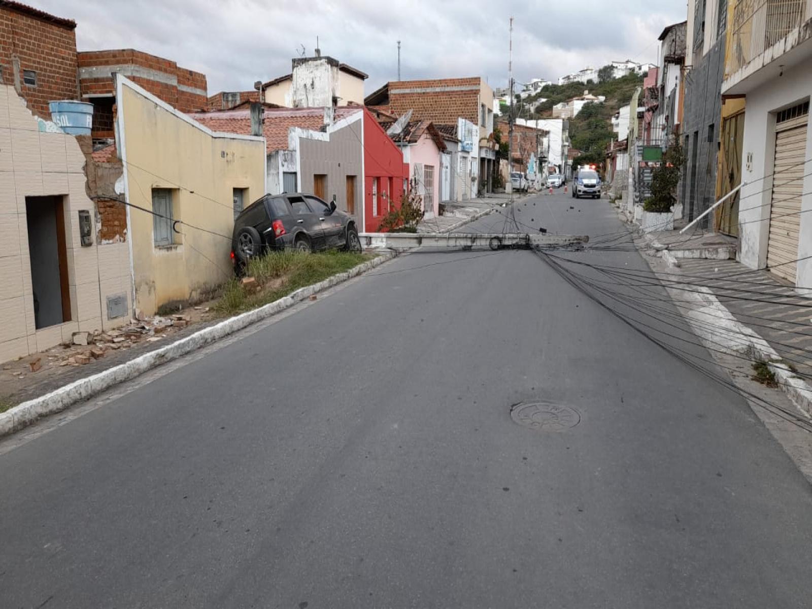 Carro bate em poste e deixa o bairro Caixa Dágua sem energia