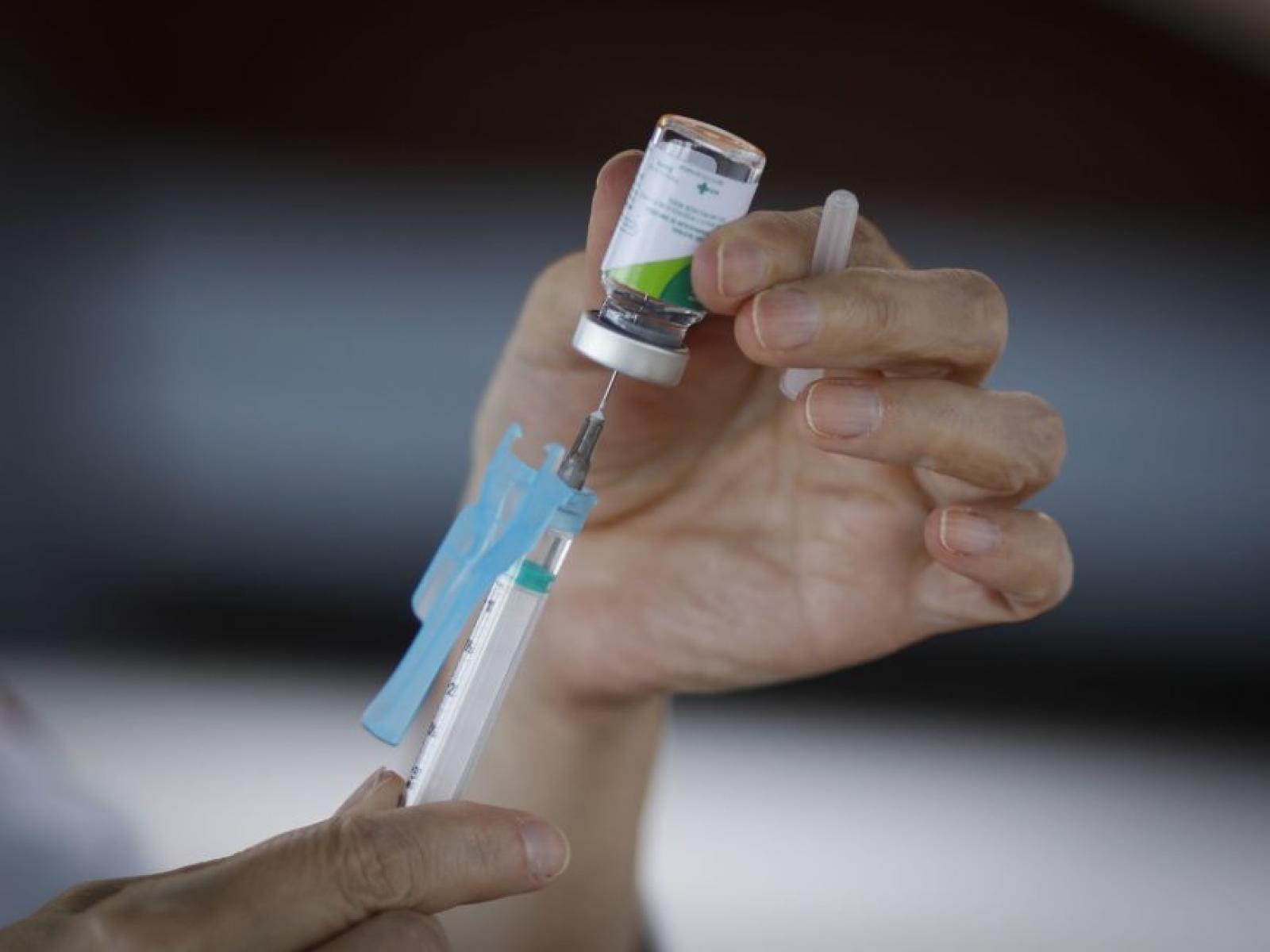 Vacinação contra Covid-19 é retomada com aplicação de 1ª dose para pessoas a partir de 43 anos