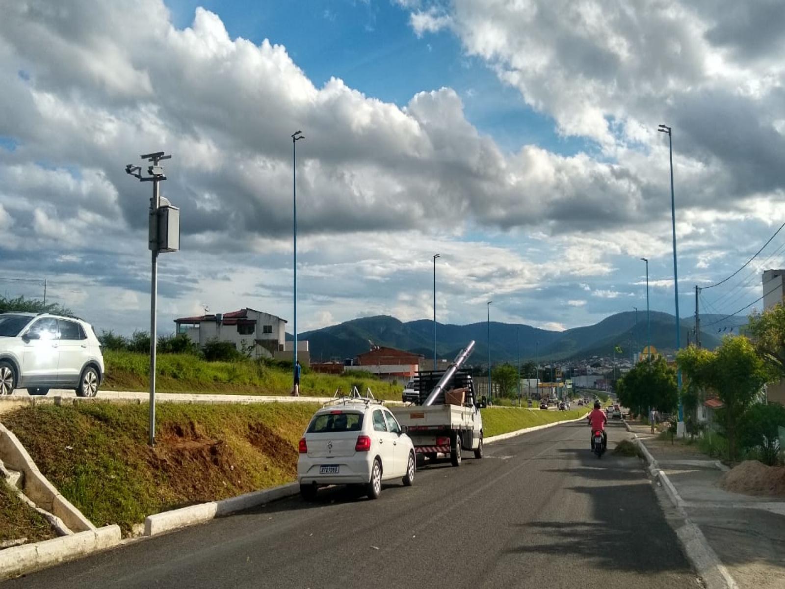 Iniciada instalação dos medidores de velocidade para fiscalização e monitoramento da Avenida César Borges