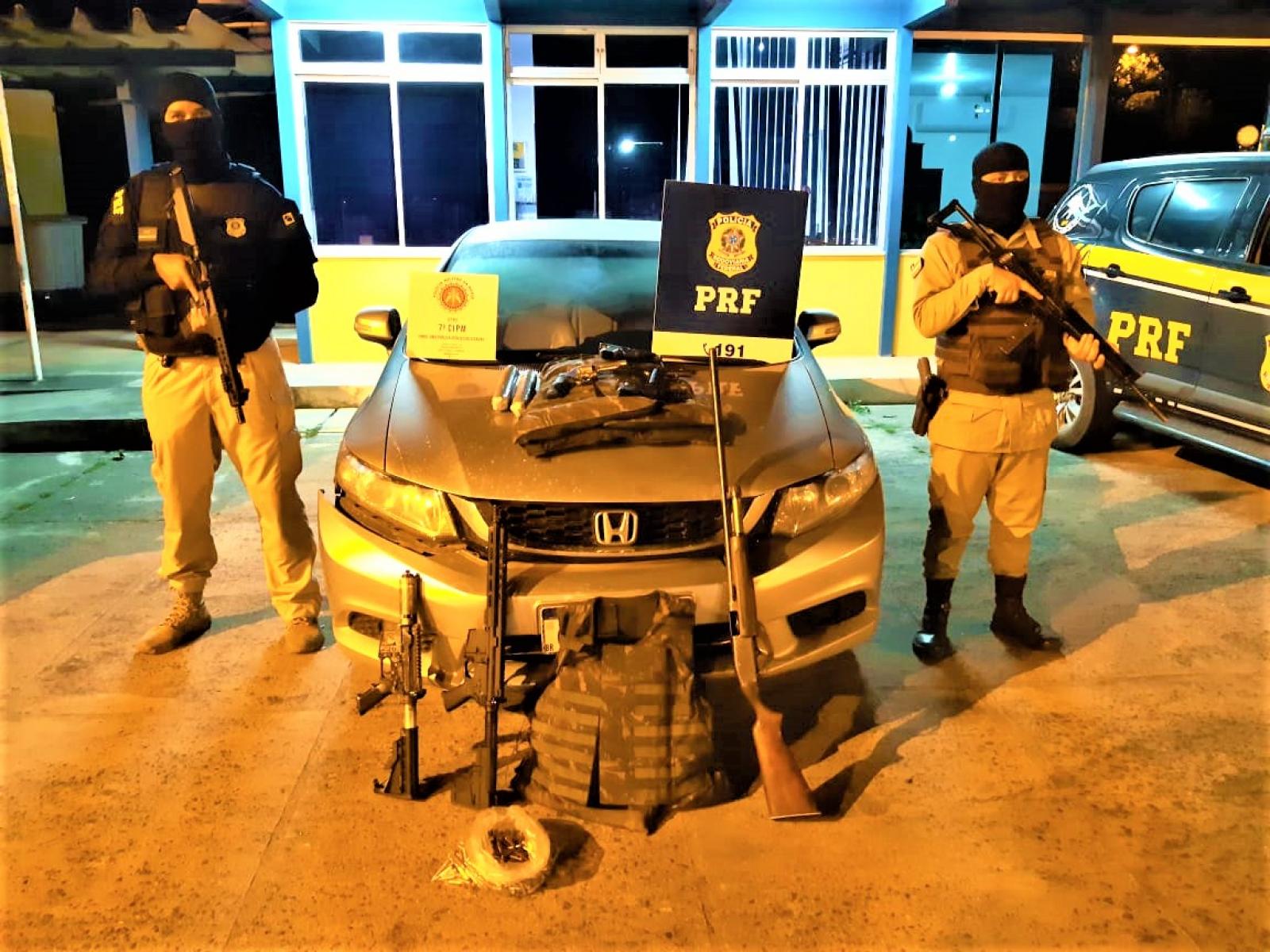 PRF e PMBA apreendem arsenal de guerra, explosivos e coletes balísticos no Extremo Sul da Bahia