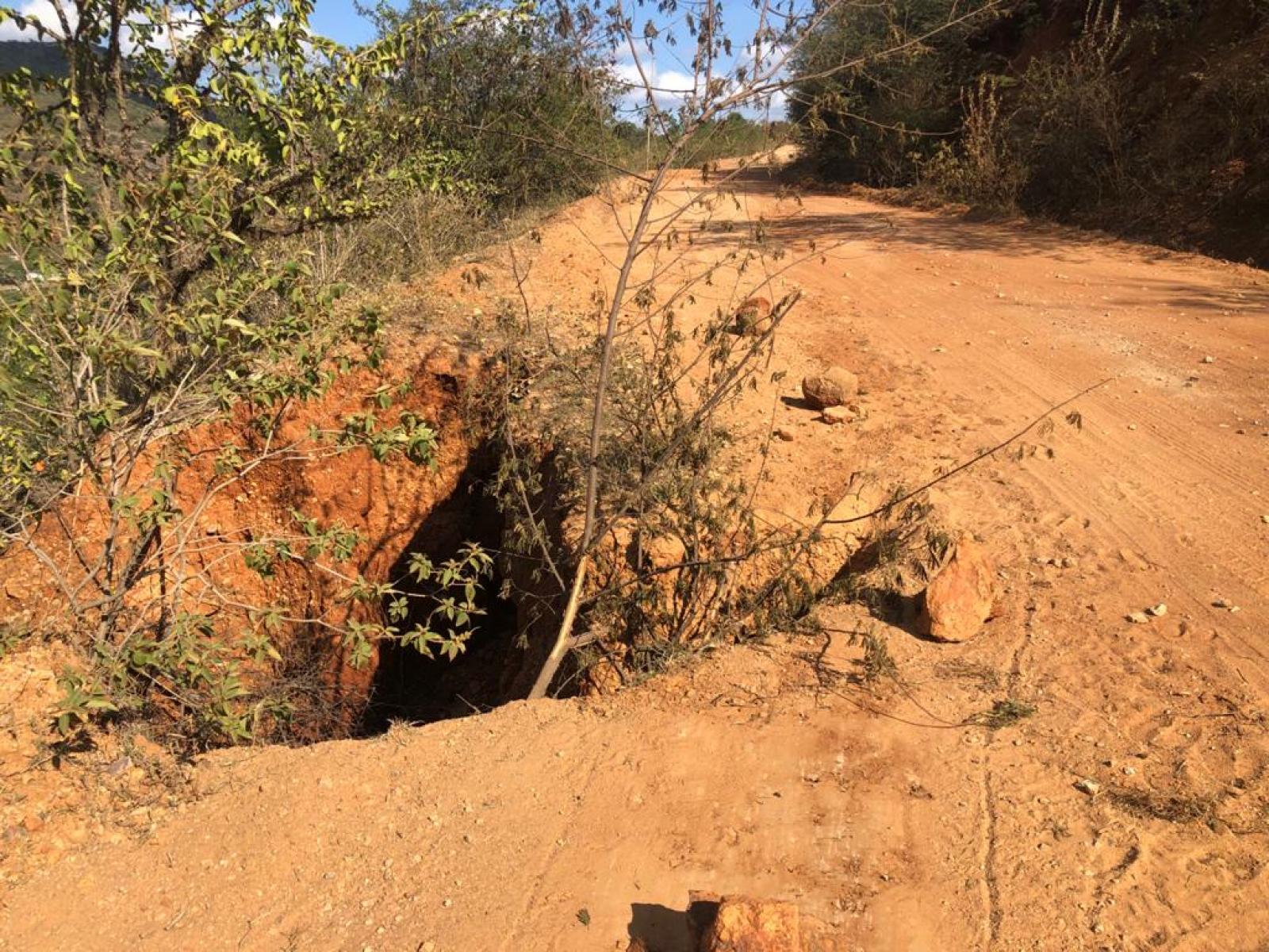 Perigo na estrada da Barragem da Pedra, cratera já ocupa metade da pista
