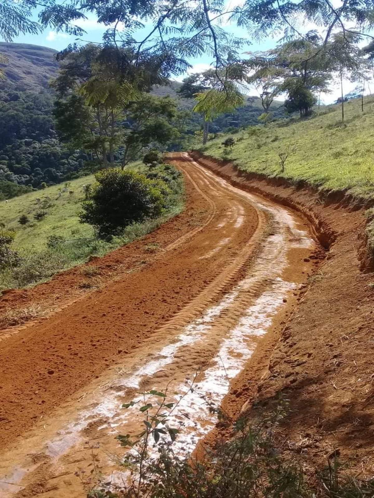 Itagi: Prefeitura continua trabalho de recuperação das estradas da zona rural.