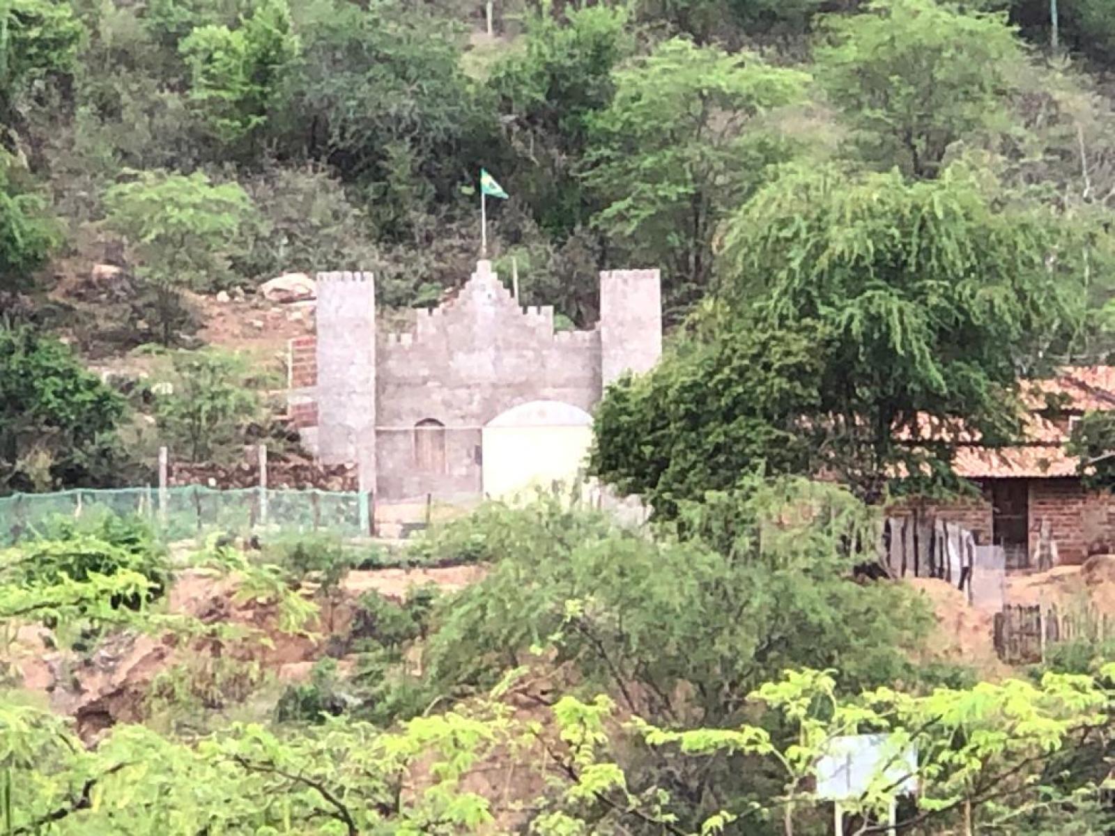 Casa em forma de castelo está sendo construída próximo a Barragem da Pedra