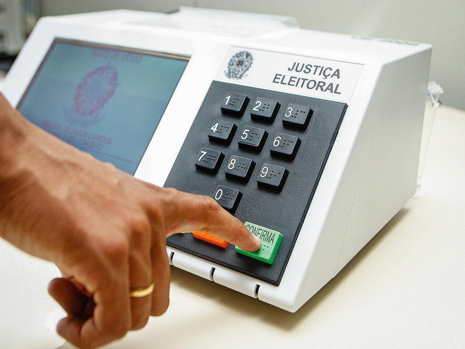 Vital para o Planalto, disputa na Câmara pode definir volta do voto impresso
