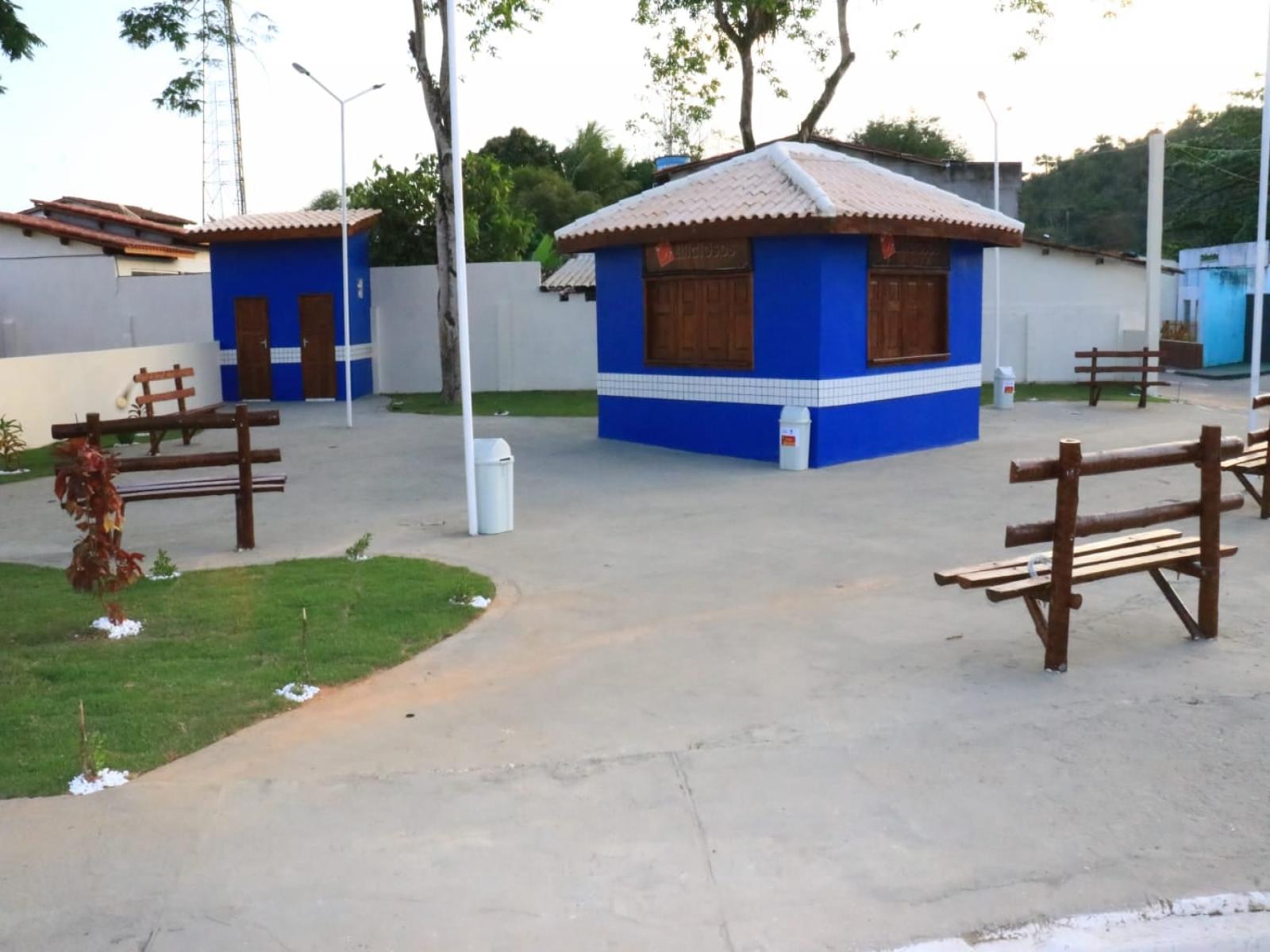 Prefeitura de Jitaúna entrega nova praça Tássio Barreto, no centro da cidade; duas casas do Morar Melhor foram entregues