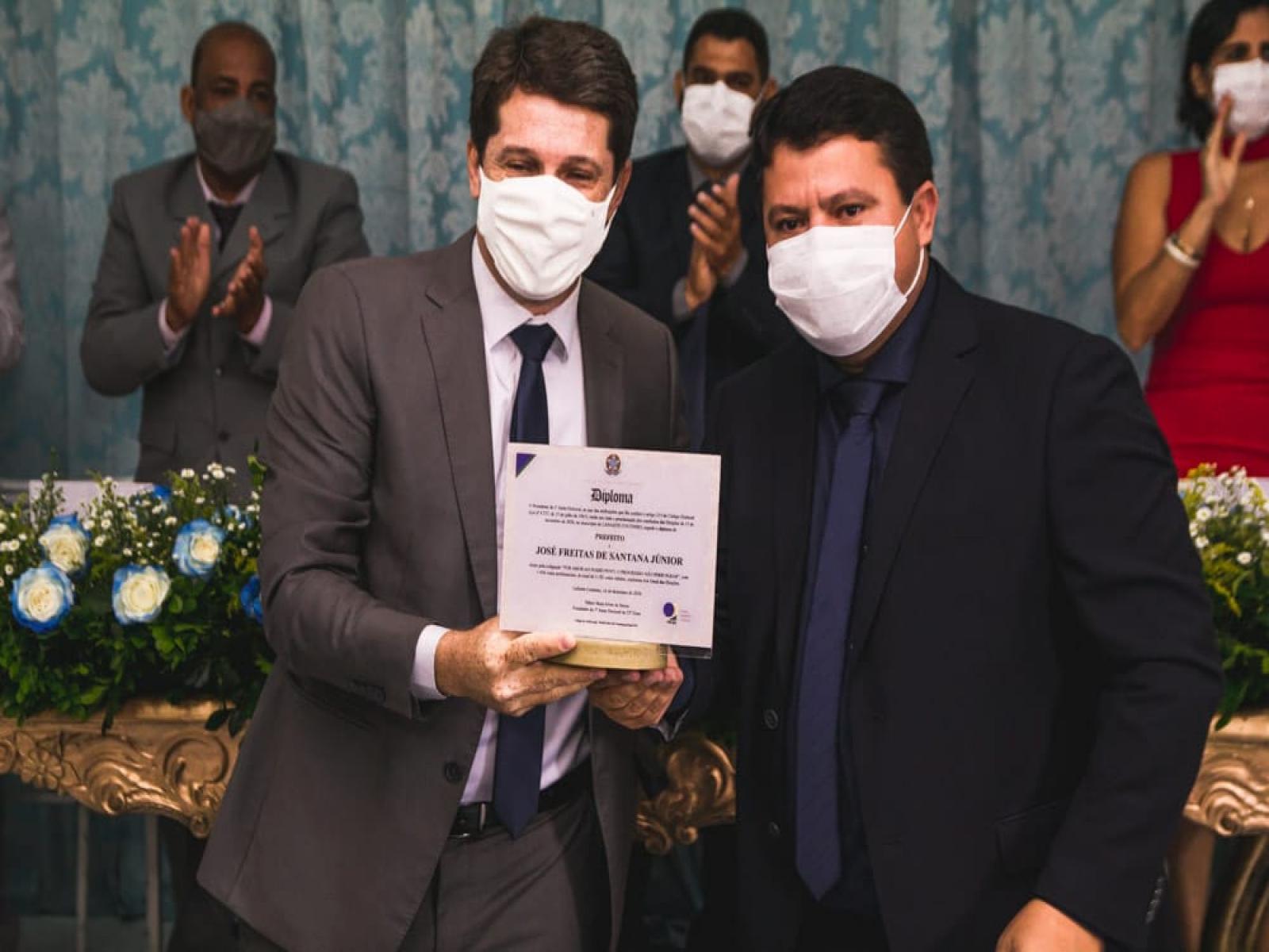 João Véi toma posse como Prefeito de Lafaiete Coutinho por mais 04 anos.