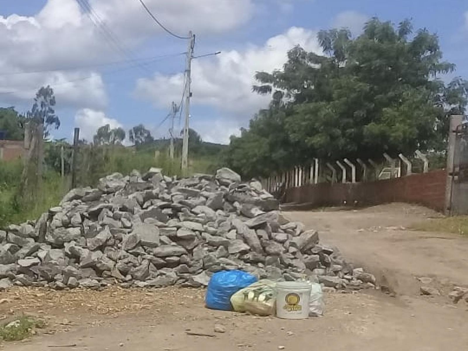 Caçambeiro bloqueou rua na Chácara Borda da Mata