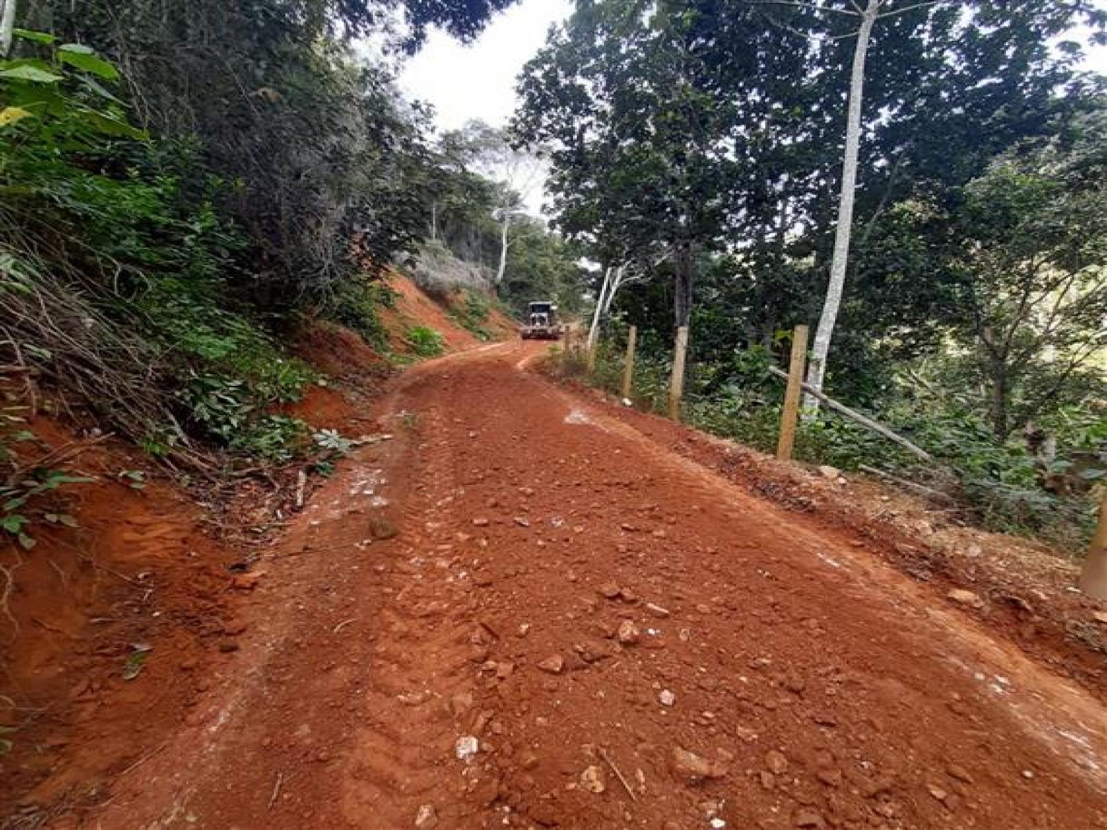 Prefeitura realiza cascalhamento e patrolamento de estradas rurais de Jitaúna