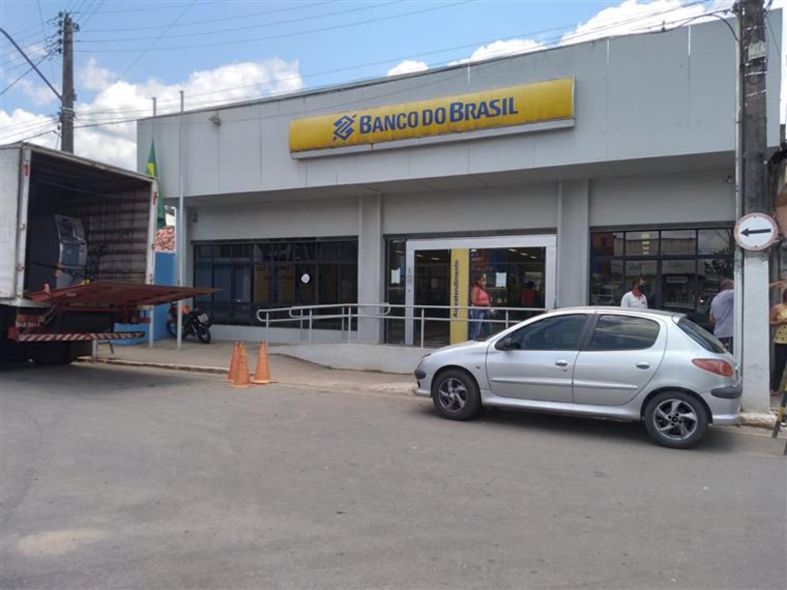 Prefeito de Jitaúna solicita novos terminais de autoatendimento ao Banco do Brasil e é atendido.
