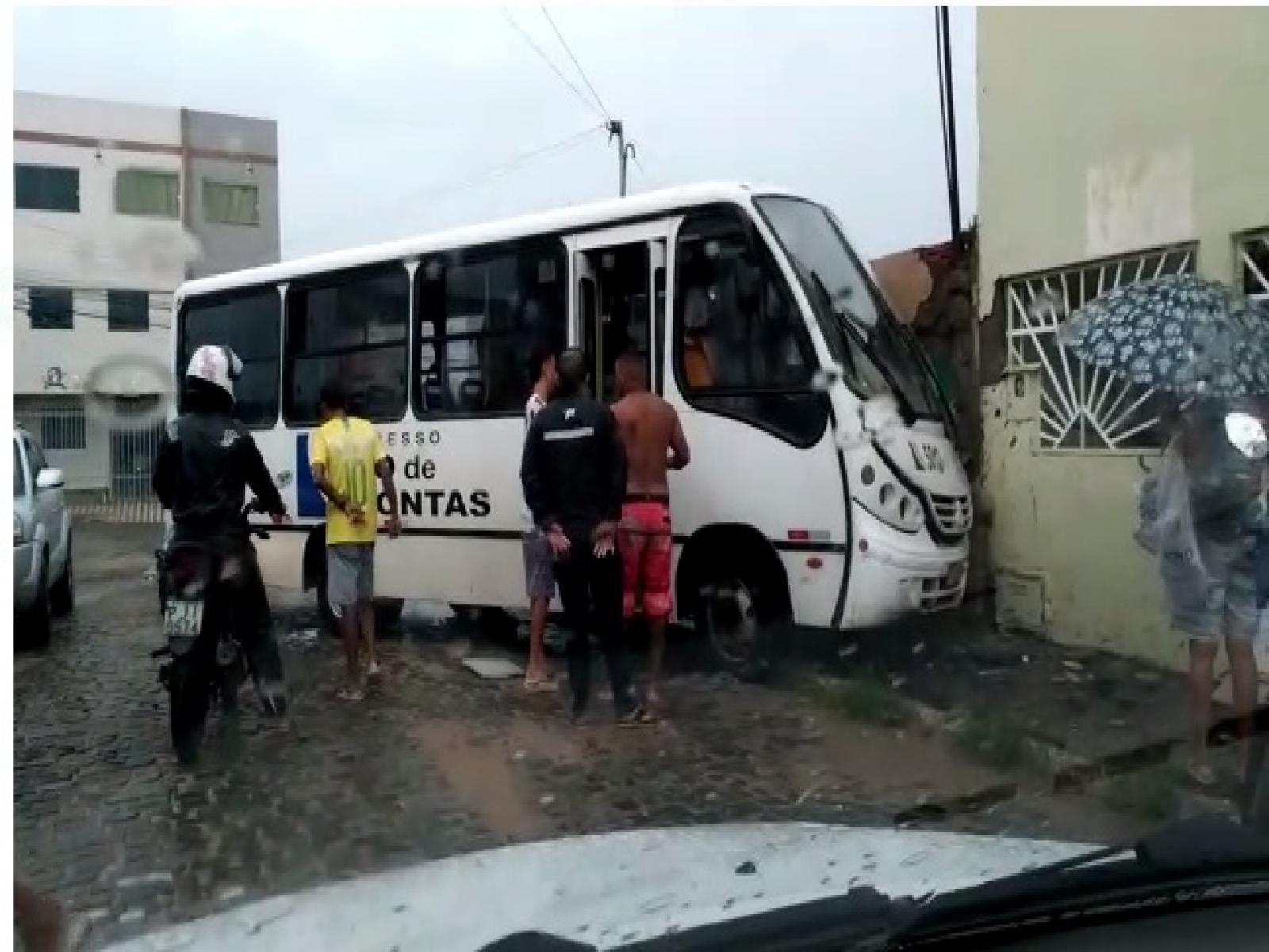 Ônibus coletivo bateu em uma casa no bairro Jequiezinho