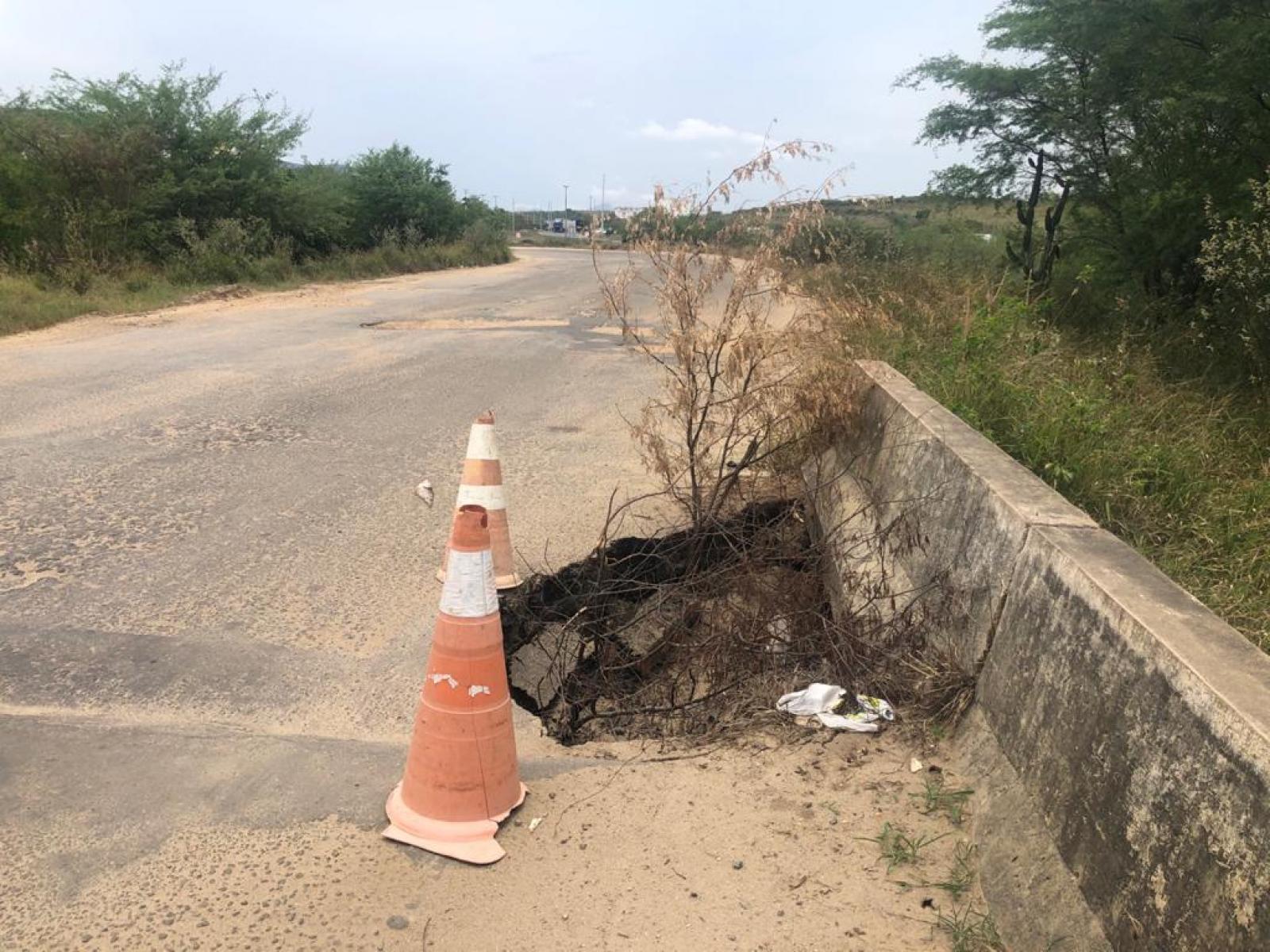Perigo no anel viário de Jequié, asfalto cedeu na cabeceira da ponte