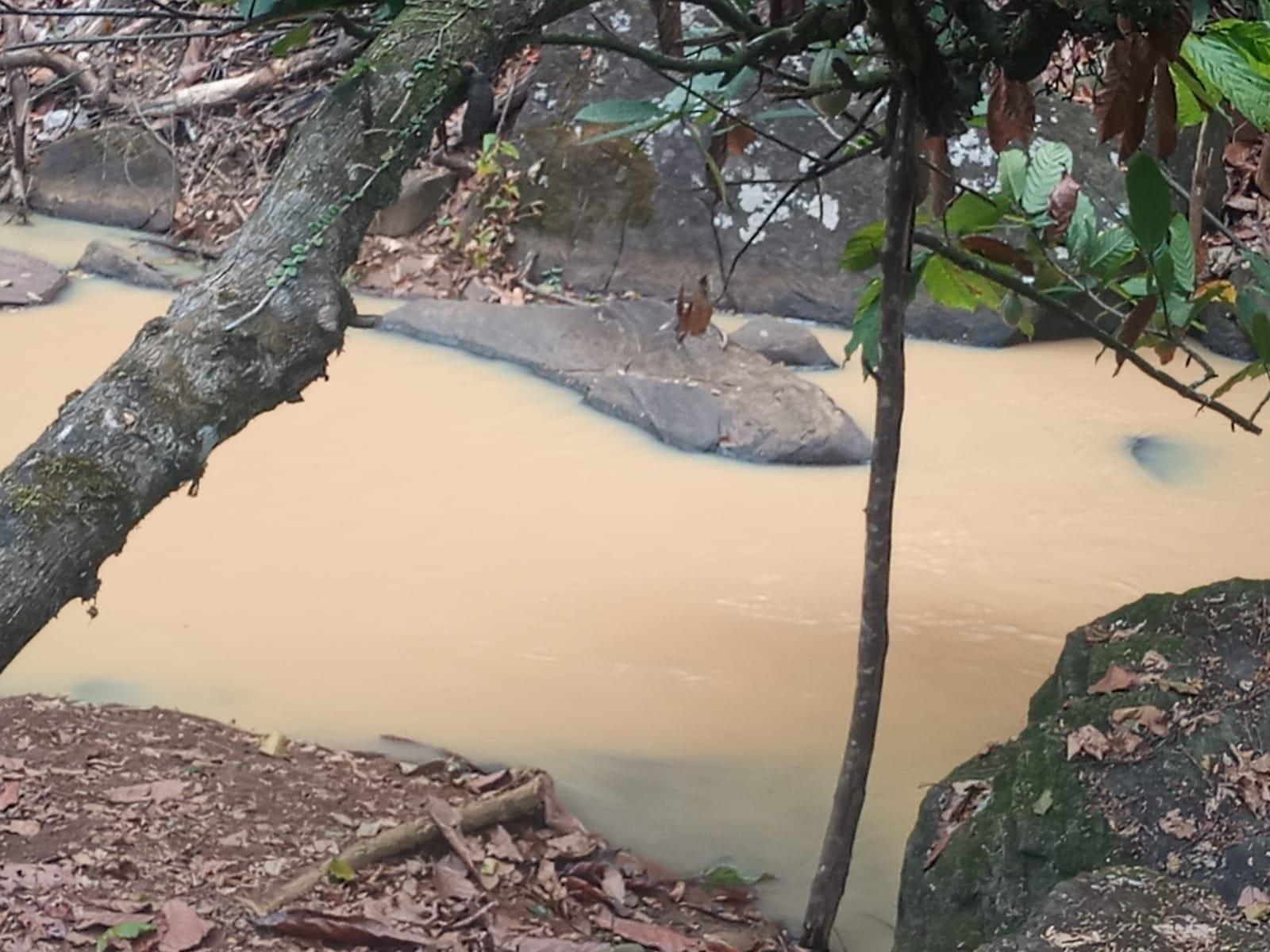 Rio com água barrenta preocupa moradores da região do Cajueiro, em Jequié