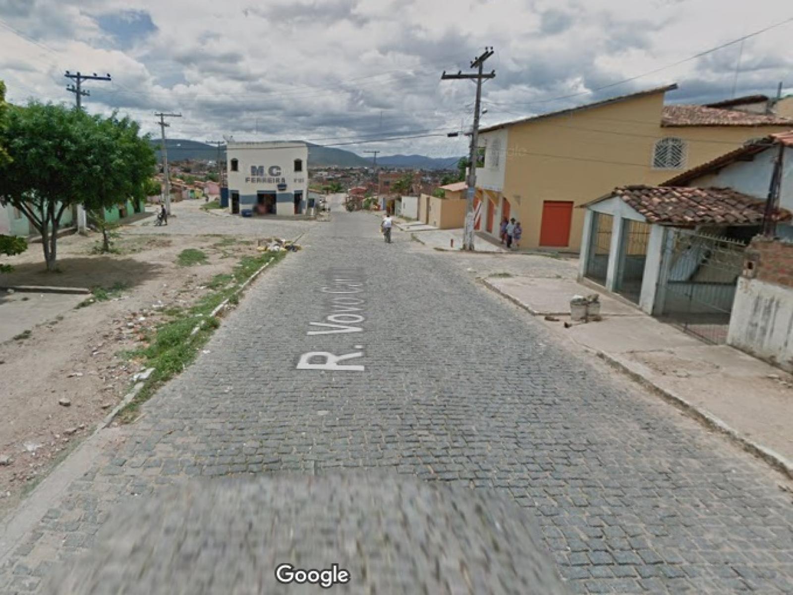 Mulher foi perseguida e baleada por 4 homens no bairro Jequiezinho