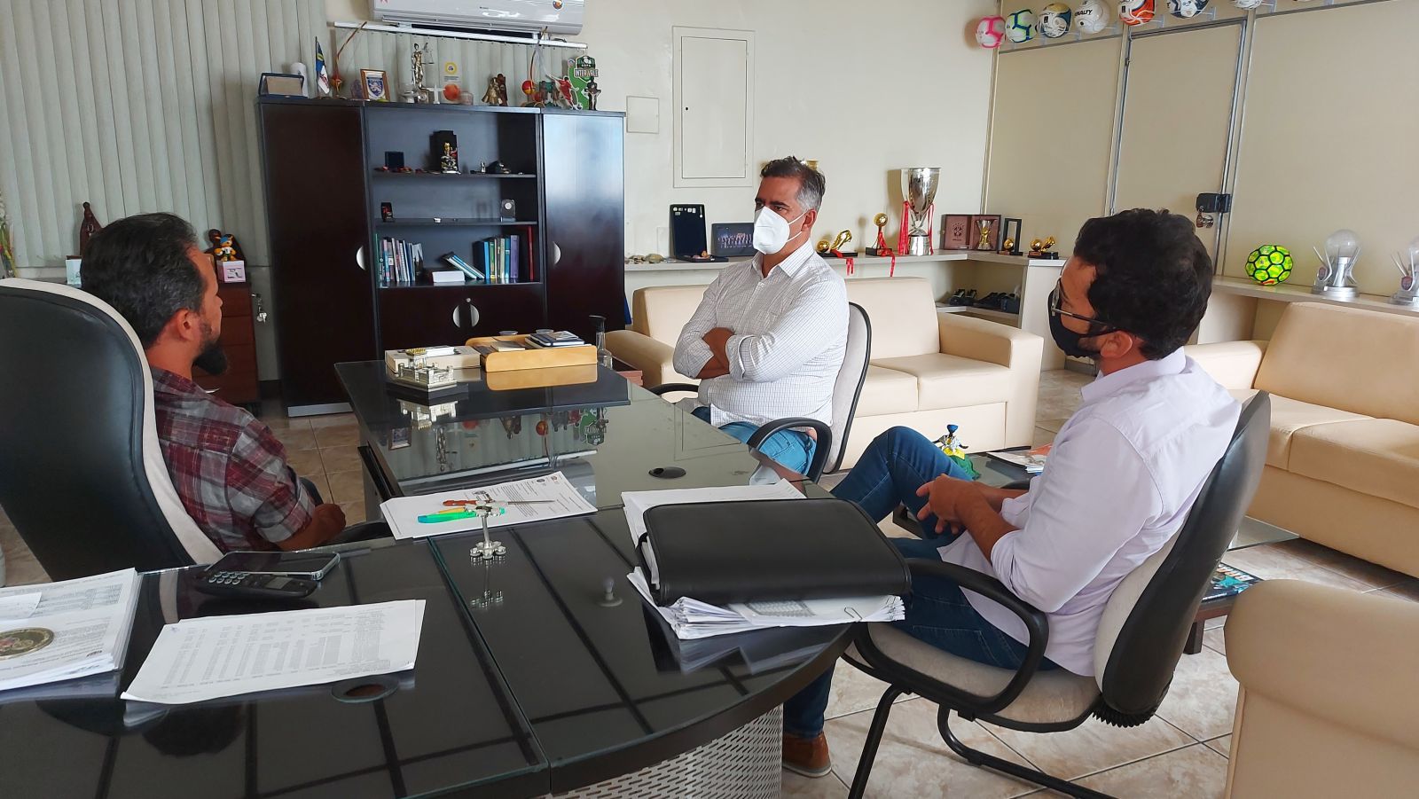 Presidente Leur Jr. visita a FBF e confirma participação da ADJ na Série B Presidente Leur Jr. visita a FBF e confirma participação da ADJ na Série B