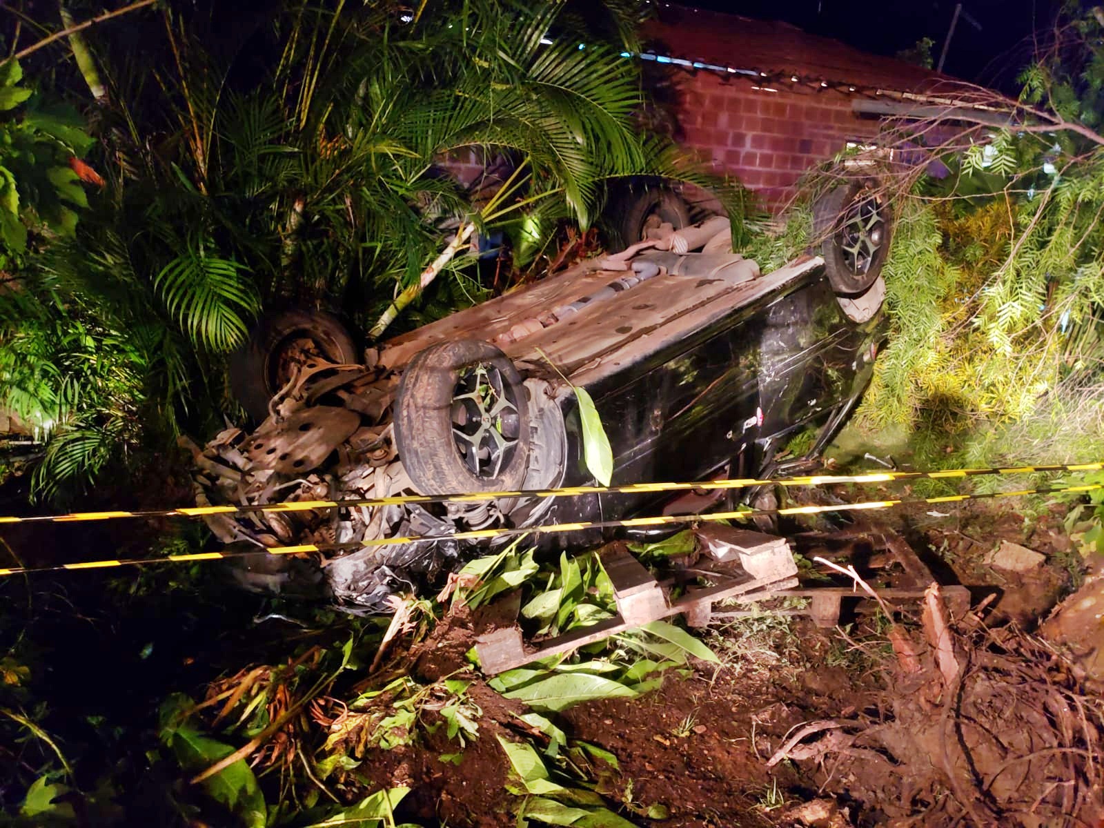 Carro capota na rodovia Barragem da Pedra e deixa 4 feridos
