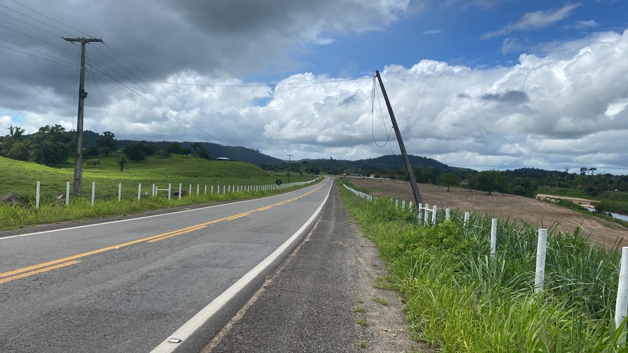 Poste com fiação de internet ameaça cair na BR 330 Poste com fiação de internet ameaça cair na BR 330