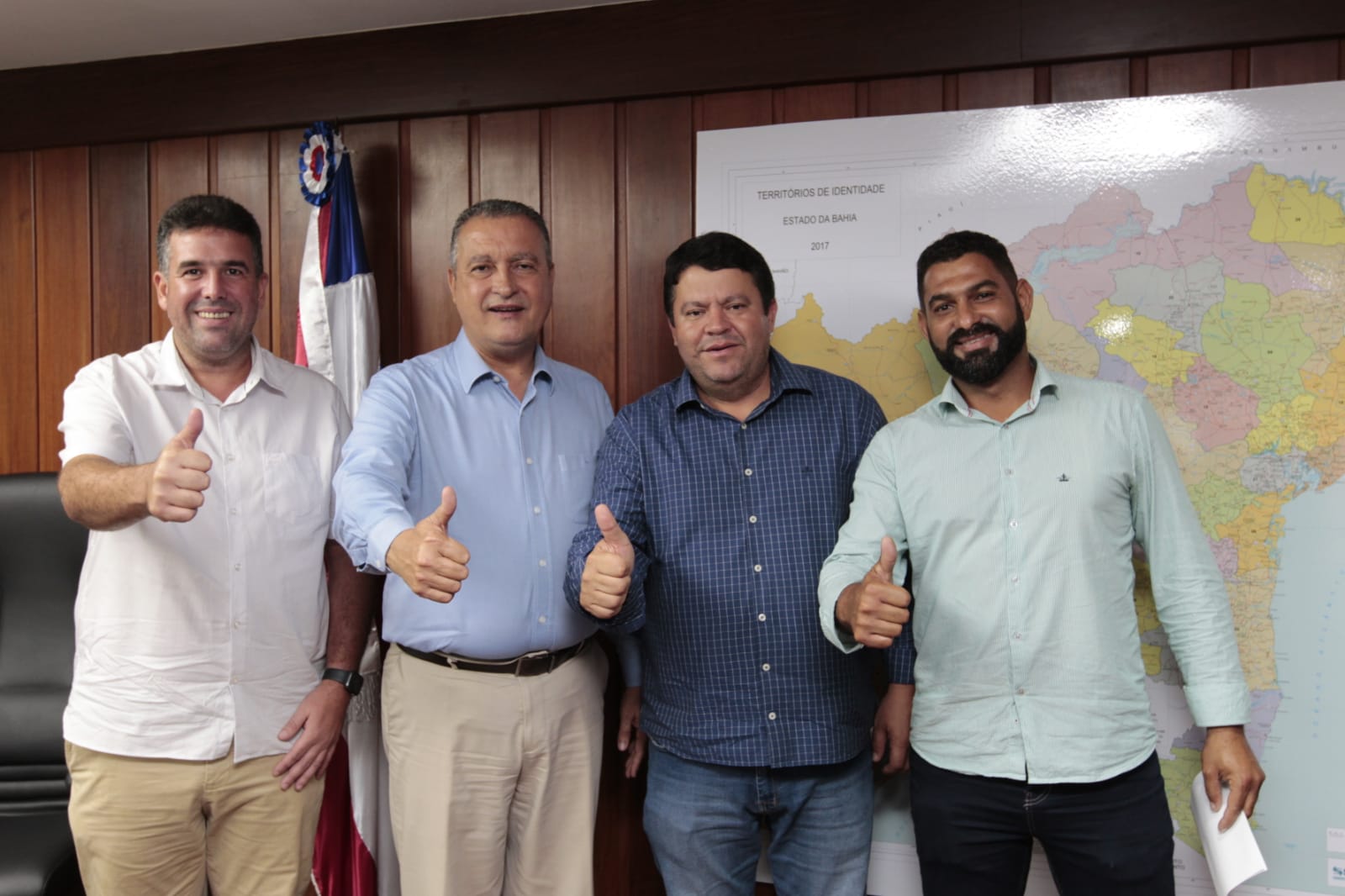 Prefeito João Véi segue caminhando ao lado do Governador Rui Costa. Prefeito João Véi segue caminhando ao lado do Governador Rui Costa.