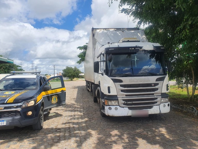 PRF prende motorista de carreta dirigindo embriagado na BR 101, em Sapeaçu PRF prende motorista de carreta dirigindo embriagado na BR 101, em Sapeaçu