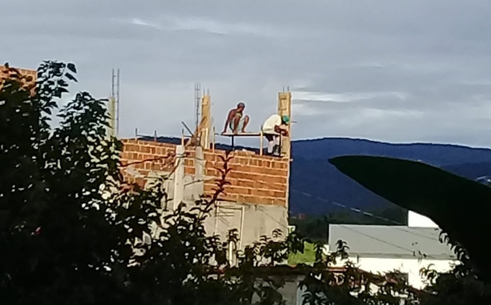 Perigo nas alturas, homens são flagrados trabalhando sem os equipamentos de proteção individual no Jequiezinho