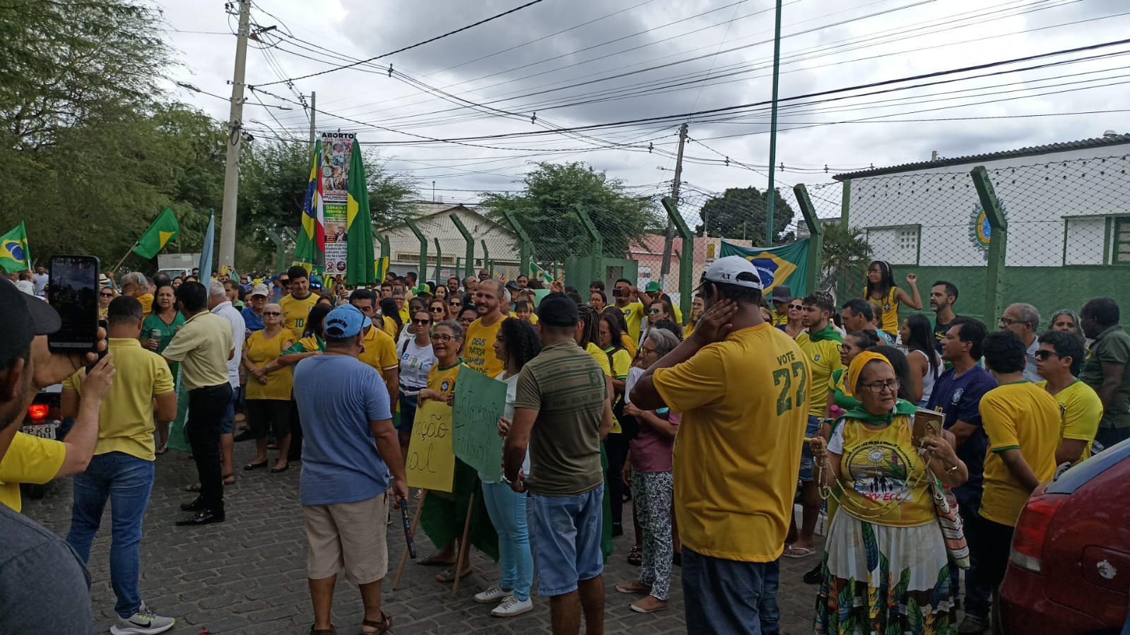 Patriotas realizaram manifestação em frente ao Tiro de Guerra em Jequié Patriotas realizaram manifestação em frente ao Tiro de Guerra em Jequié