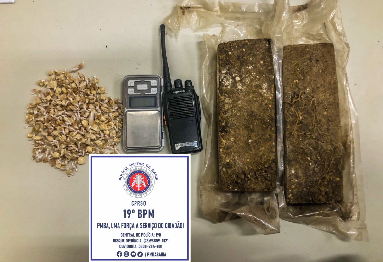 Polícia Militar apreende pacoteira de drogas durante operação força total Polícia Militar apreende pacoteira de drogas durante operação força total