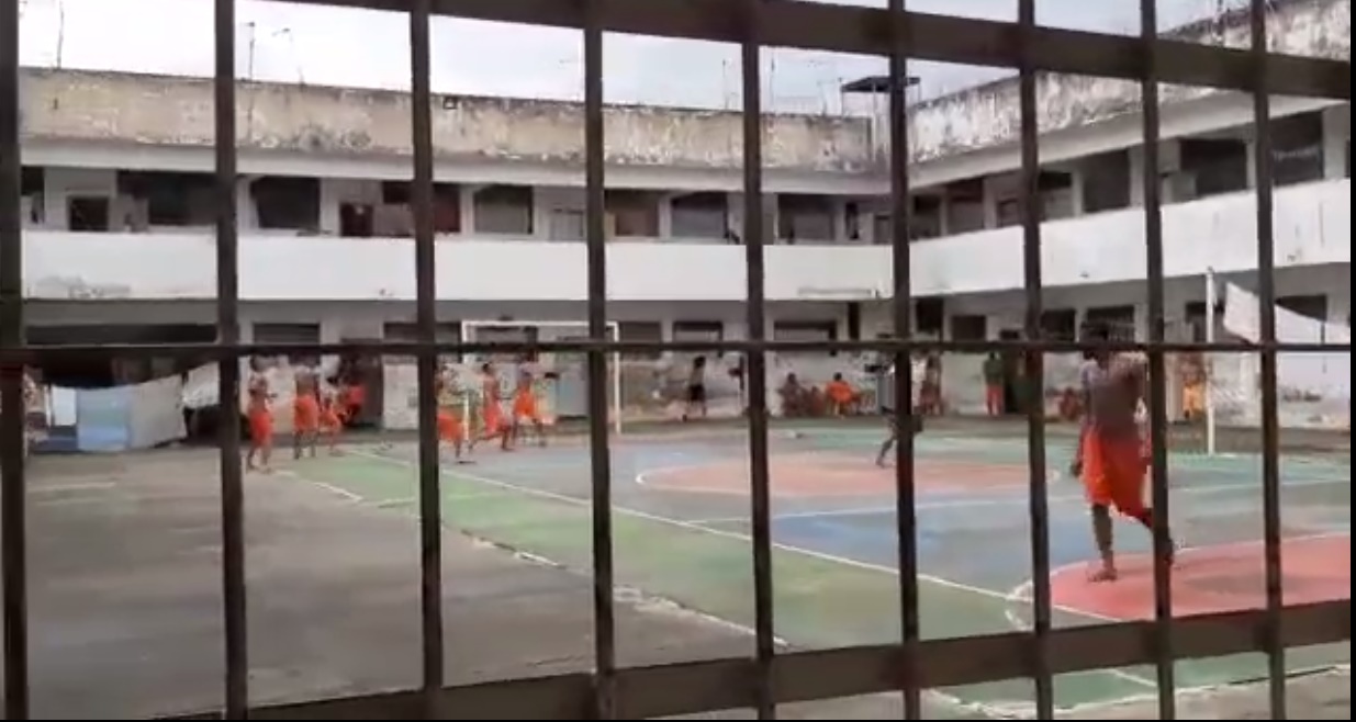 Chuva de facas, facões, celulares, drogas e outros ilícitos no presídio de Simões Filho Chuva de facas, facões, celulares, drogas e outros ilícitos no presídio de Simões Filho