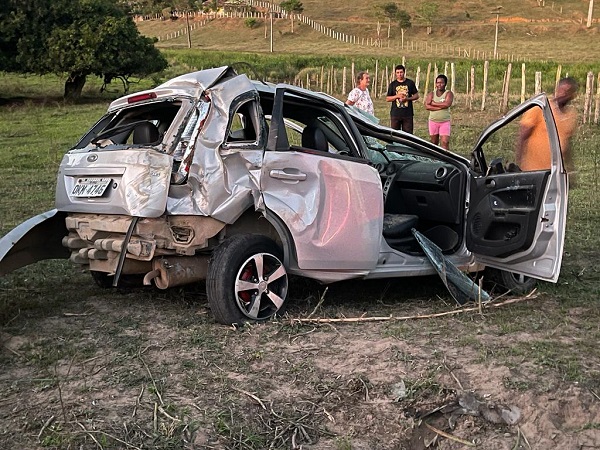 6 pessoas ficaram feridas após capotamento na BR 330
