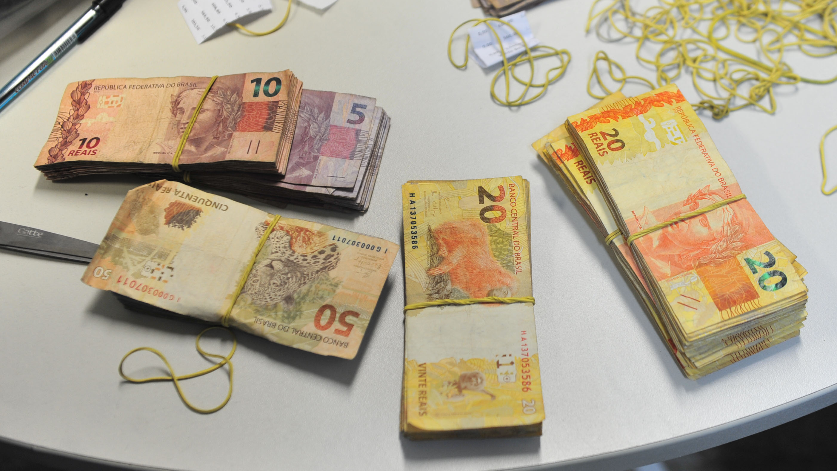Decretada prisão preventiva de cinco denunciados por esquema de lavagem de dinheiro de facção criminosa Decretada prisão preventiva de cinco denunciados por esquema de lavagem de dinheiro de facção criminosa