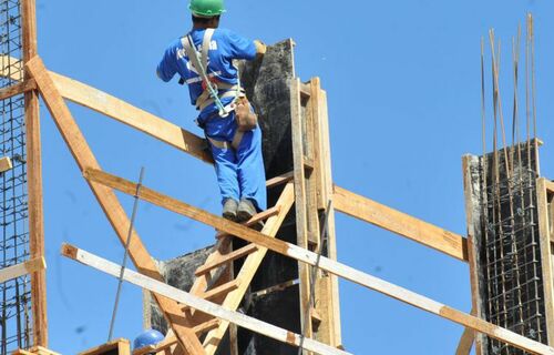 Construção movimentou R$ 325 bilhões e empregou 2 milhões de brasileiros Construção movimentou R$ 325 bilhões e empregou 2 milhões de brasileiros