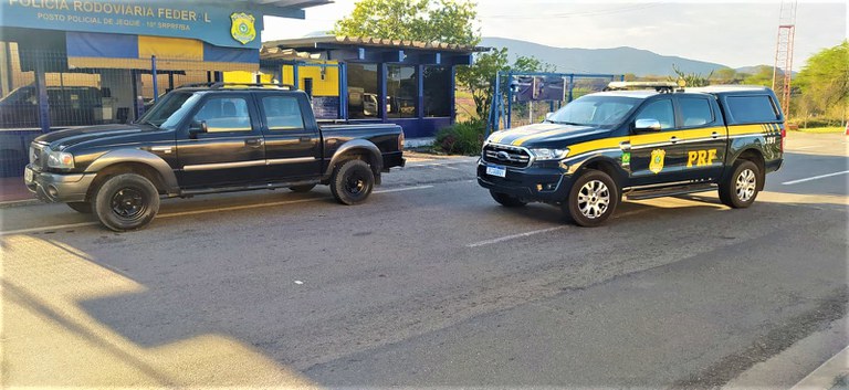 PRF recupera caminhonete roubada e prende motorista pelos crimes de receptação e adulteração PRF recupera caminhonete roubada e prende motorista pelos crimes de receptação e adulteração