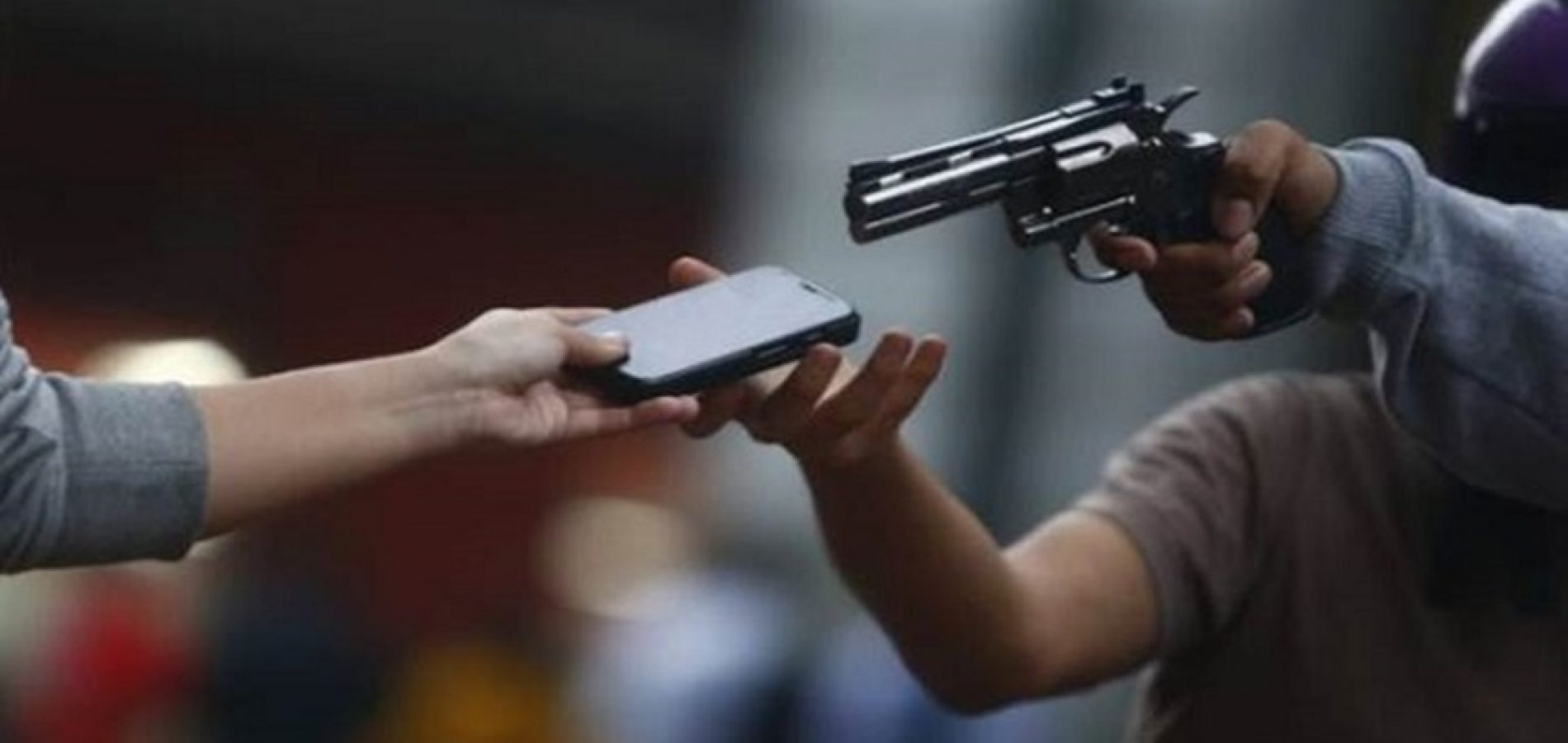 Bandido mete assalto e rouba celular no km 3 Bandido mete assalto e rouba celular no km 3