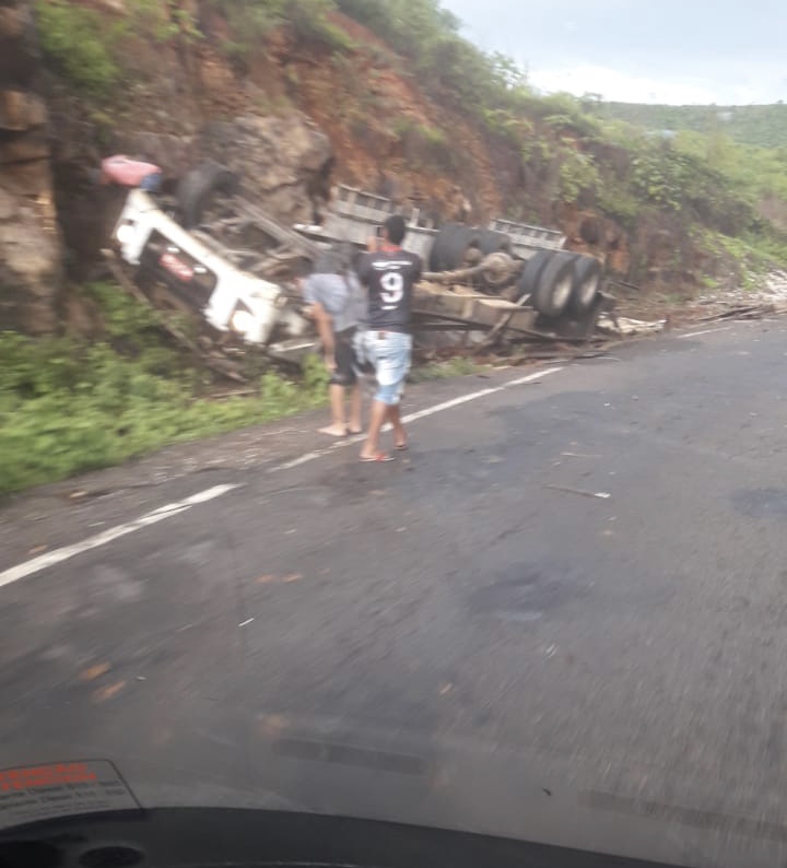 Caminhão boiadeiro capota em Pé de Serra e motorista morre preso nas ferragens Caminhão boiadeiro capota em Pé de Serra e motorista morre preso nas ferragens
