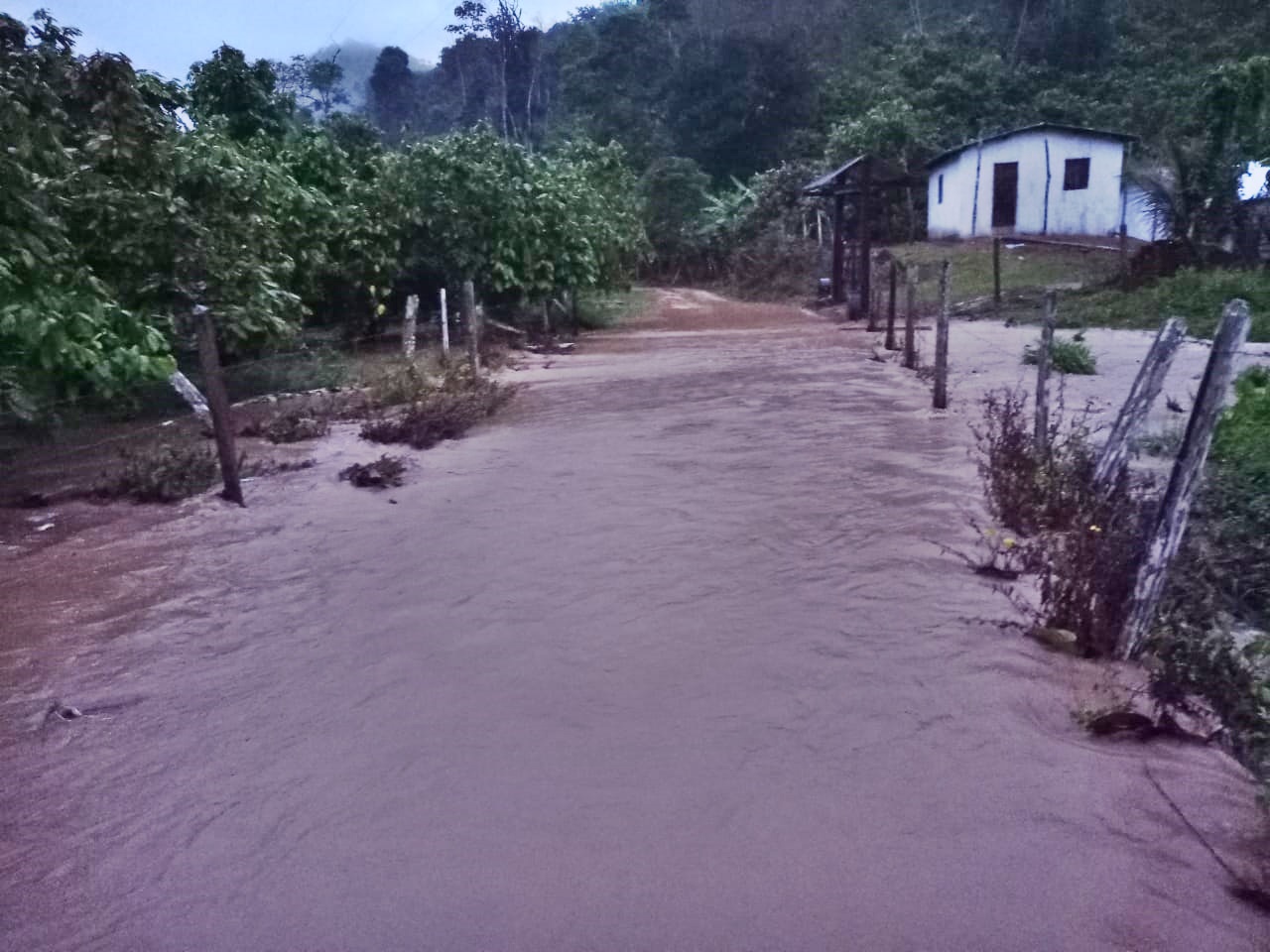 Chuva provoca cheia e deixa estradas interditadas na zona rural de Jequié