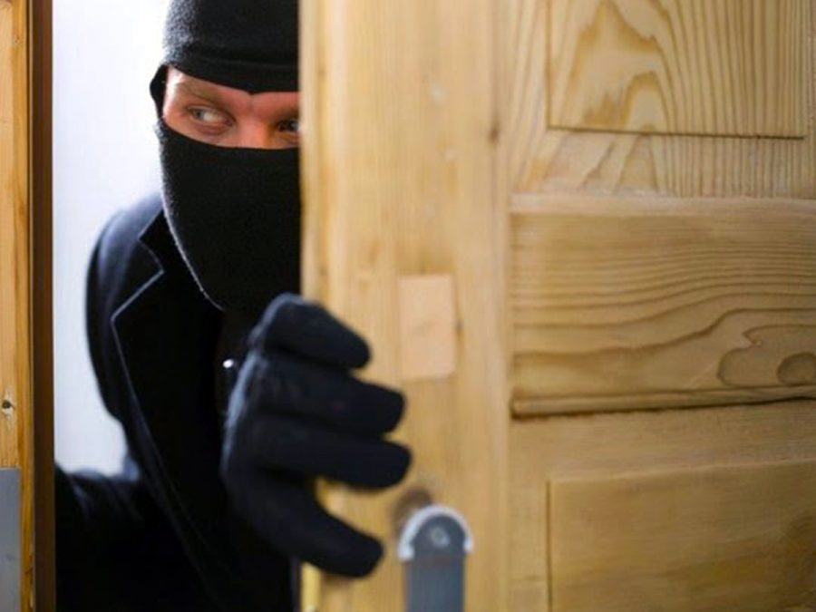 Morador é acordado com ladrão dentro de casa e grita pedindo socorro Morador é acordado com ladrão dentro de casa e grita pedindo socorro