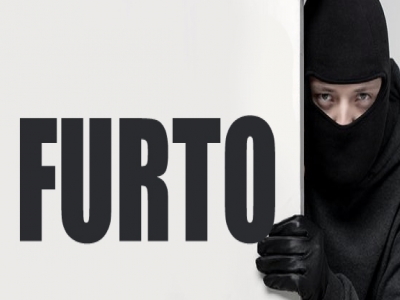 Bandido arrombou baú da moto, furtou capacete e dinheiro. Bandido arrombou baú da moto, furtou capacete e dinheiro.