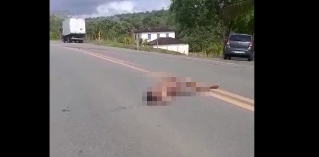 Caminhão atropela e mata um homem na BR 330 Caminhão atropela e mata um homem na BR 330