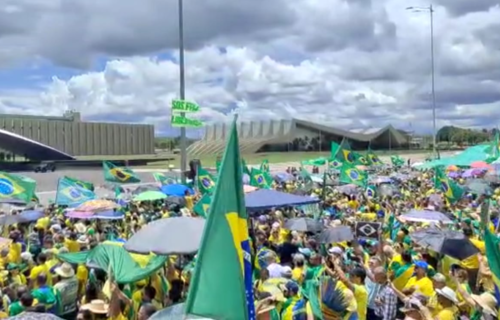Manifestantes vão às ruas no feriado para protestar contra o resultado das eleições 2022 Manifestantes vão às ruas no feriado para protestar contra o resultado das eleições 2022