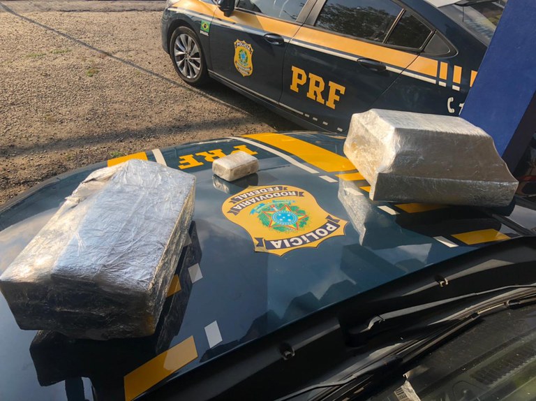 Mais de 27 Kg de maconha são apreendidos pela PRF durante abordagem a ônibus em Jequié Mais de 27 Kg de maconha são apreendidos pela PRF durante abordagem a ônibus em Jequié