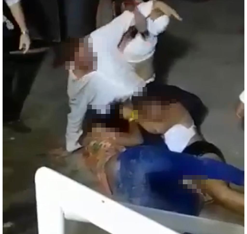 Mulheres saem no tapa após festa em Jequié Mulheres saem no tapa após festa em Jequié