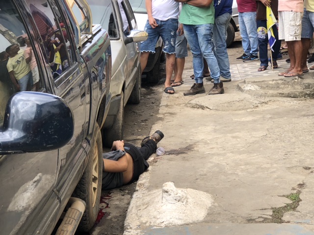 Homem executado a tiros na Praça dos Caçambeiros em Jequié Homem executado a tiros na Praça dos Caçambeiros em Jequié