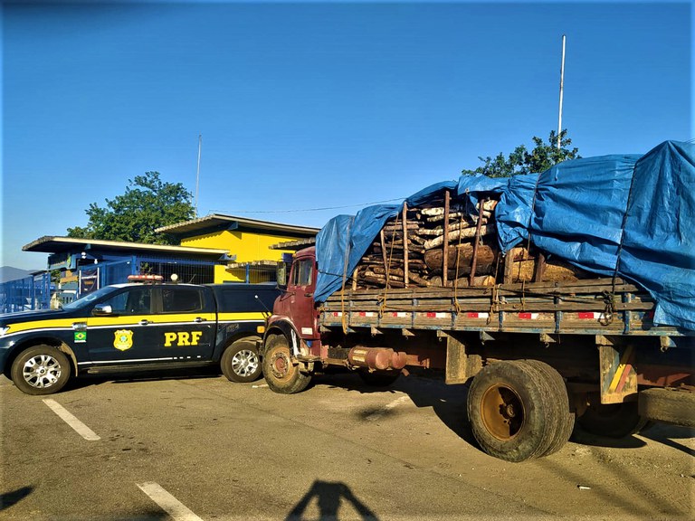 PRF apreende 16 m³ de madeira nativa transportada ilegalmente PRF apreende 16 m³ de madeira nativa transportada ilegalmente